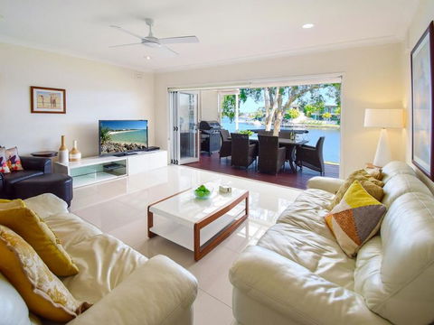 Noosa Entrance Waterfront Resort - Accommodation QLD 4