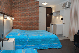 Lakes Central Hotel - Accommodation QLD 3