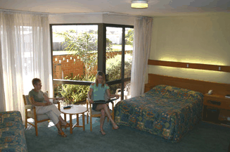 Lakes Central Hotel - Accommodation QLD 4