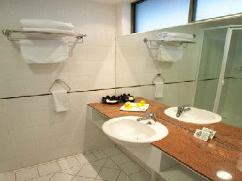 The Waverley International Hotel - Accommodation QLD 2
