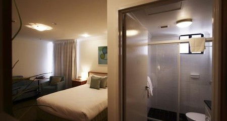 Townhouse Hotel - Accommodation QLD 2