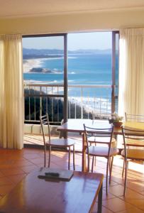 Beachfront Towers - Accommodation QLD 2