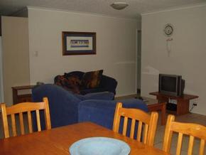 Beachfront Towers - Accommodation QLD 4