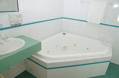 Sapphire Waters Motor Inn - Accommodation QLD 3
