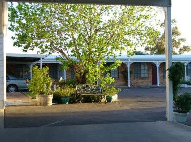 Colonial Motor Lodge - Accommodation QLD 2