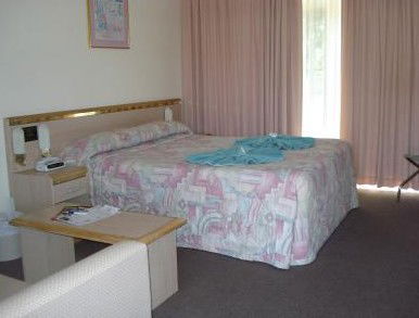Colonial Motor Lodge - Accommodation QLD 3