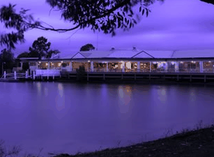 Waterfront Hotel - Accommodation QLD 2