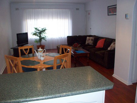 AA Madalena Court Holiday Apartments - Accommodation QLD 2