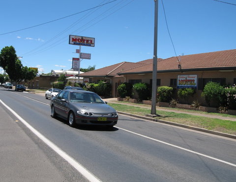 Golden Harvest Motor Inn - Accommodation QLD 3