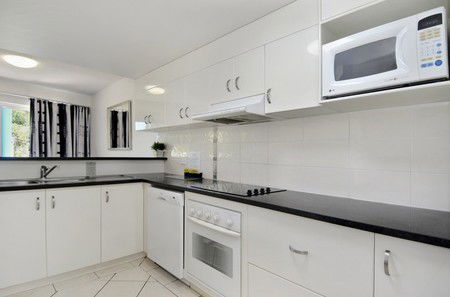 White Crest Luxury Apartments - Accommodation QLD 3