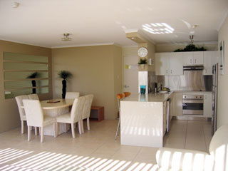Beachfront Towers - Accommodation QLD 9