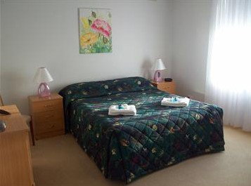 AA Madalena Court Holiday Apartments - Accommodation QLD 3