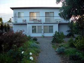 Salty Grape Beach House - Accommodation QLD 0