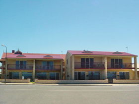 Tumby Bay Hotel Seafront Apartments - Accommodation QLD 0