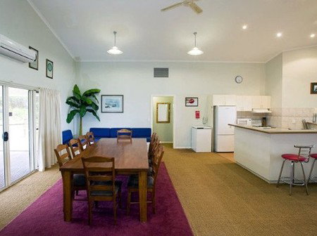 Malibu Lodge - Accommodation QLD 2