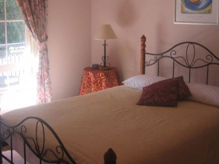 Lakeside Getaway - Accommodation QLD 3