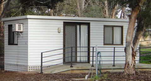 Long Island Caravan Park Cabins - Accommodation QLD 1