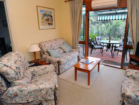 St Helens Cottages- Coach House - Accommodation QLD 1