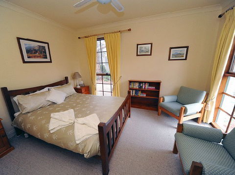 St Helens Cottages- Coach House - Accommodation QLD 5