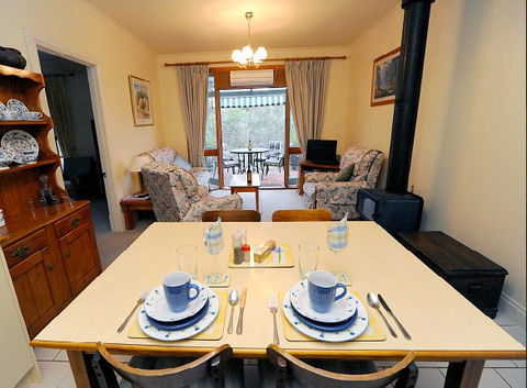 St Helens Cottages- Coach House - Accommodation QLD 6