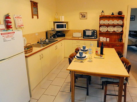St Helens Cottages- Coach House - Accommodation QLD 8