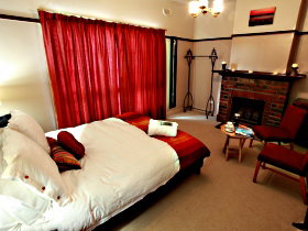 Old Cable Station Colonial Retreat - Accommodation QLD 0