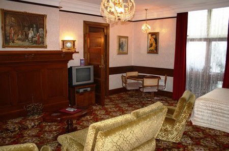 Mayfair Motel On Cavell - Accommodation QLD 5