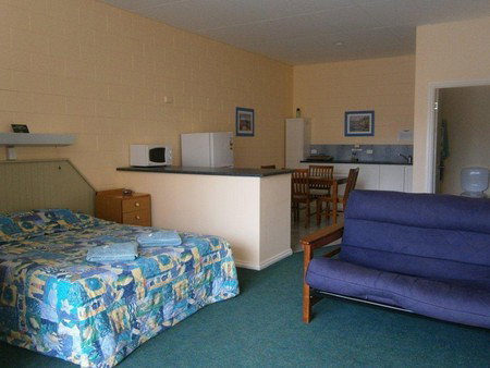 Penguin Holiday Apartments - Accommodation QLD 0