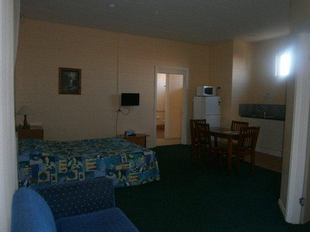 Penguin Holiday Apartments - Accommodation QLD 1