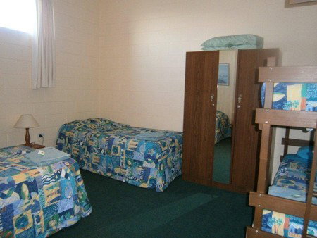 Penguin Holiday Apartments - Accommodation QLD 2