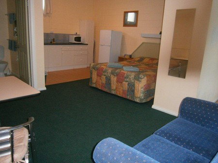 Penguin Holiday Apartments - Accommodation QLD 4