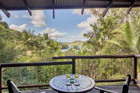 Secrets On The Lake - Accommodation QLD 0