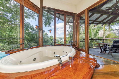 Secrets On The Lake - Accommodation QLD 1