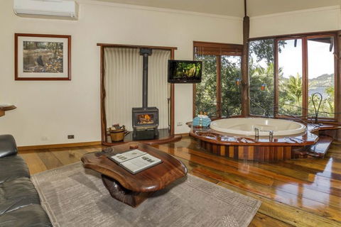 Secrets On The Lake - Accommodation QLD 2