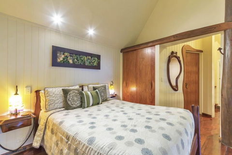 Secrets On The Lake - Accommodation QLD 6