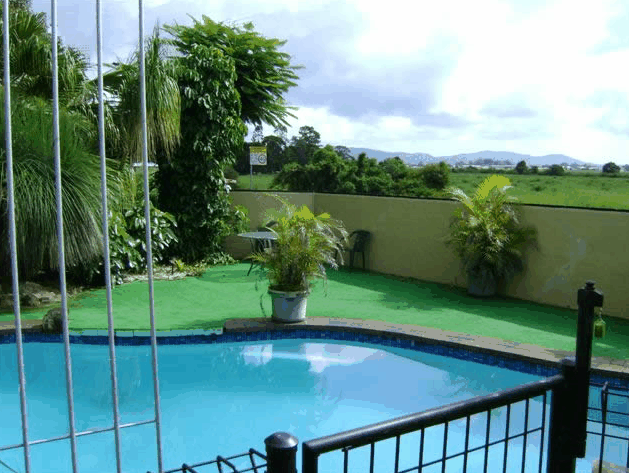 Poinciana Motel - Accommodation QLD 1