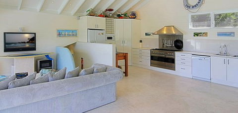 Beachcomber Beach House - Accommodation QLD 3