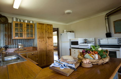 Yaraandoo Lakeside Retreat - Accommodation QLD 5