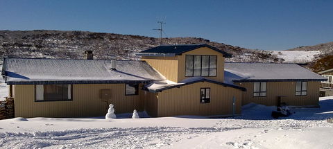 Ben Bullen Ski Lodge - Accommodation QLD 0