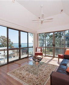 Magnus Street Treetops - Accommodation QLD 1