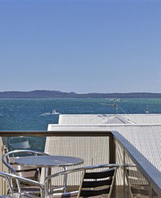 Magnus Street Treetops - Accommodation QLD 2