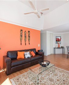 Magnus Street Treetops - Accommodation QLD 3