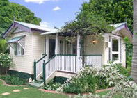 Flora Alba Cottage And Jacaranda On Pallas - Accommodation QLD 4
