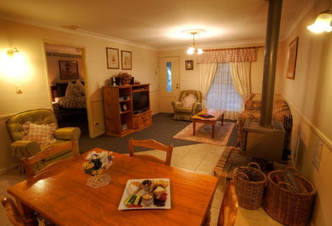 Honeysuckle Cottages And The Rocks Restaurant - Accommodation QLD 2