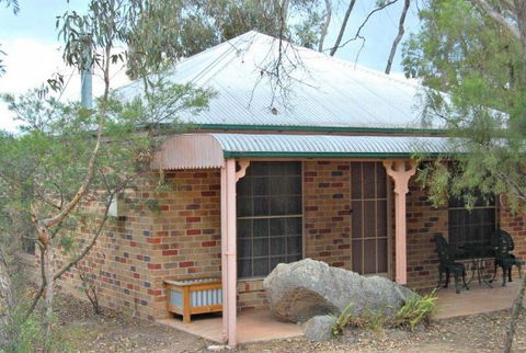 Honeysuckle Cottages And The Rocks Restaurant - Accommodation QLD 3