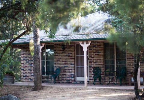 Honeysuckle Cottages And The Rocks Restaurant - Accommodation QLD 4