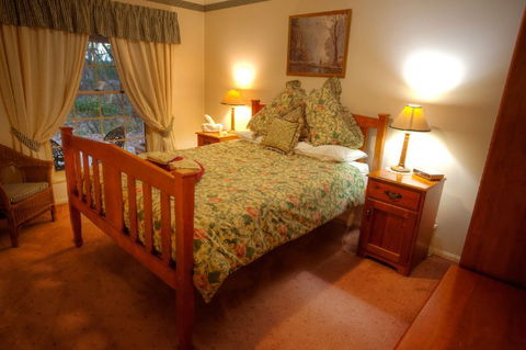Honeysuckle Cottages And The Rocks Restaurant - Accommodation QLD 5