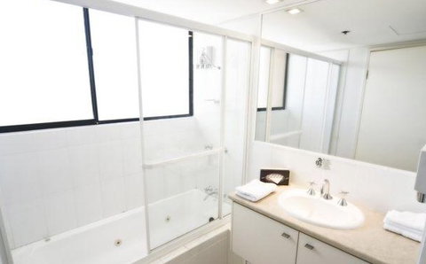 Park Regis North Quay - Accommodation QLD 3