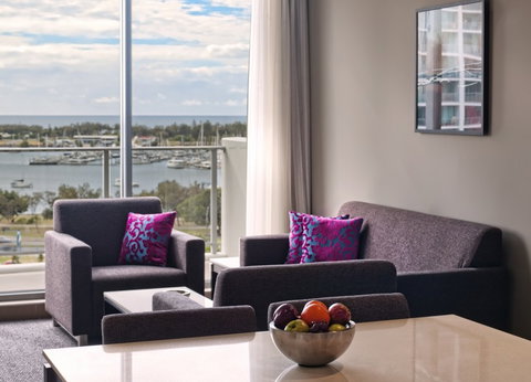 Meriton Serviced Apartments Southport - Accommodation QLD 4