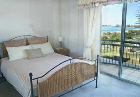 Golden Sea Apartments - Accommodation QLD 3